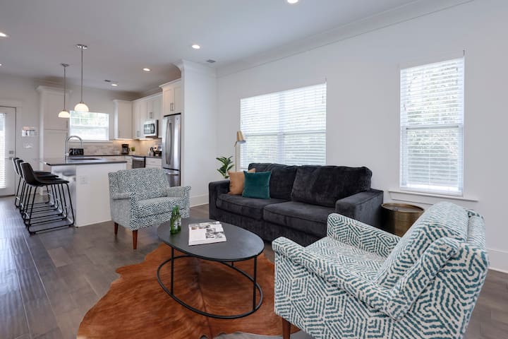 Affordable Comfort | Prime Townhome Near Broadway