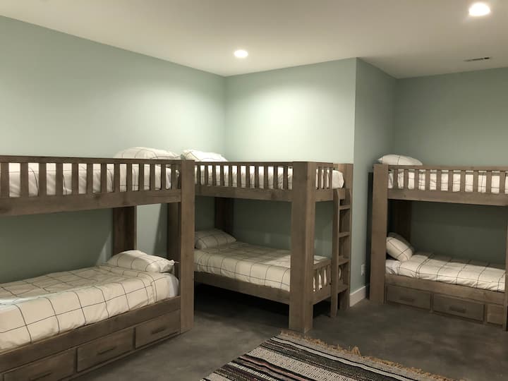 חדר קומותיים למטה. 