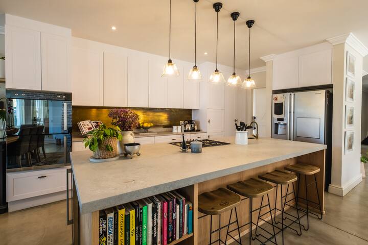 Close to beaches, mountains and winelands. gallery image 2