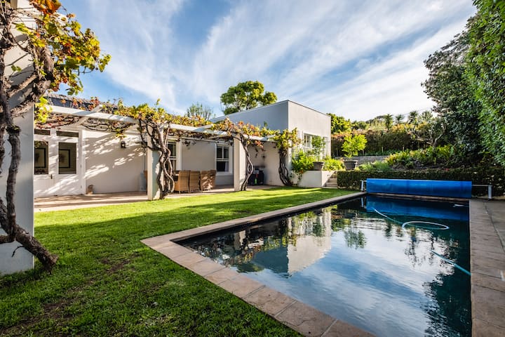 Close to beaches, mountains and winelands.