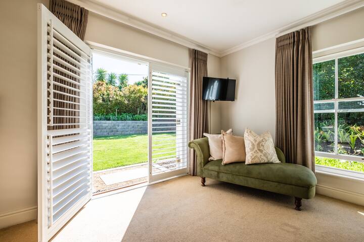 Close to beaches, mountains and winelands. gallery image 4