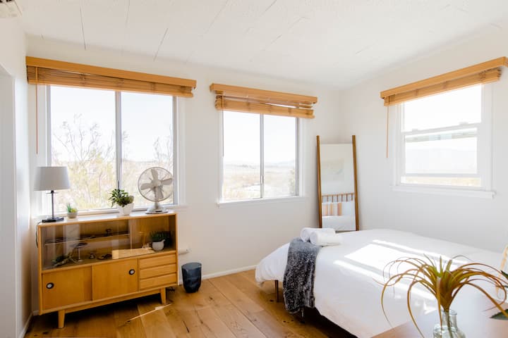 Master bedroom Yellow Cabin