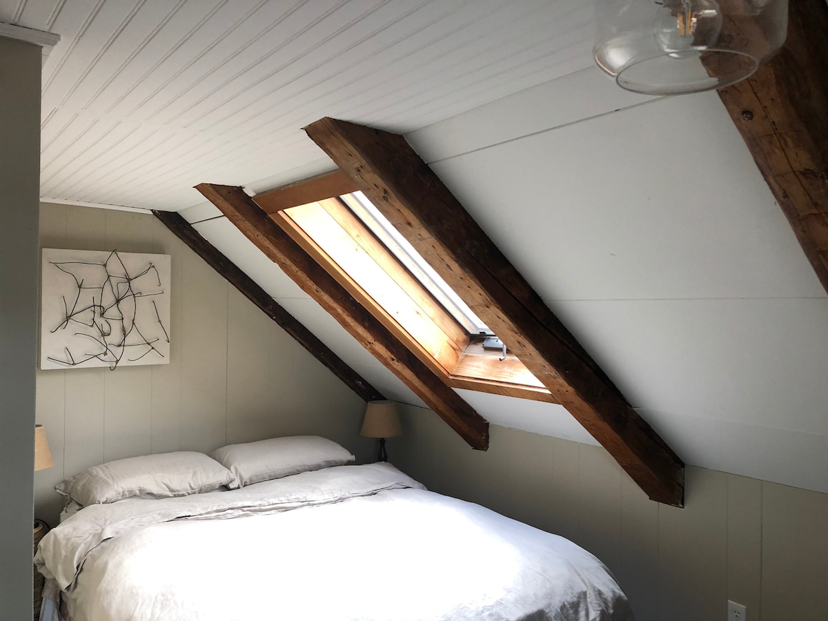 Მაღლა, ჩრდილოეთ საძინებელში, რომელიც გამოირჩევა ხედებით, ახალი საღებავით