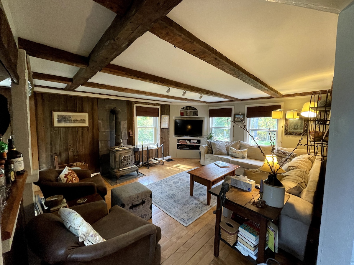 Ჩვენი მყუდრო მისაღები ოთახი უამრავი დასაჯდომი ადგილით, ქურით და სმარტ-ტელევიზორით