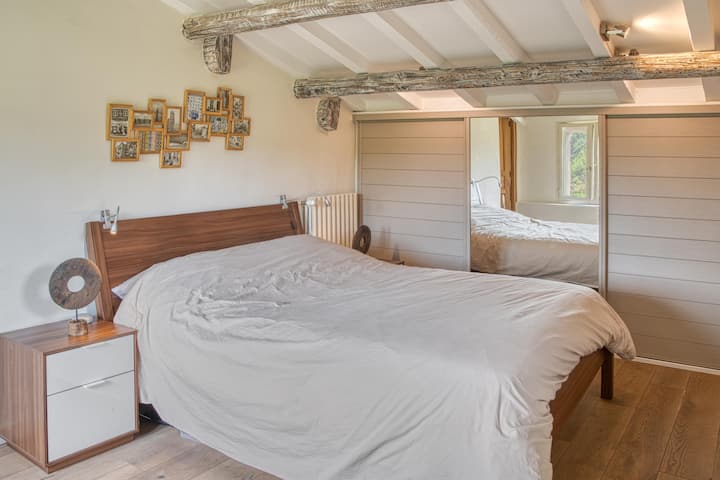 غرفة نوم رئيسية بمساحة 16 مترًا مربعًا بإطلالة على مزرعة عنب. مكيف الهواء