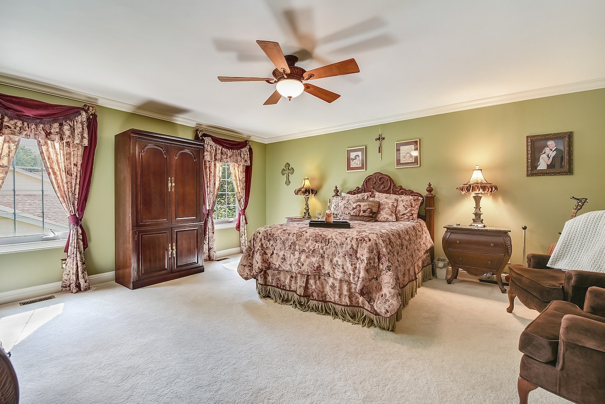 Chambre principale
Un lit queen size, deux tables de chevet, une commode à 2 tiroirs, un chifforobe pour suspendre des vêtements et une télévision connectée de 50".  Allongez-vous au lit et détendez-vous après une journée difficile !