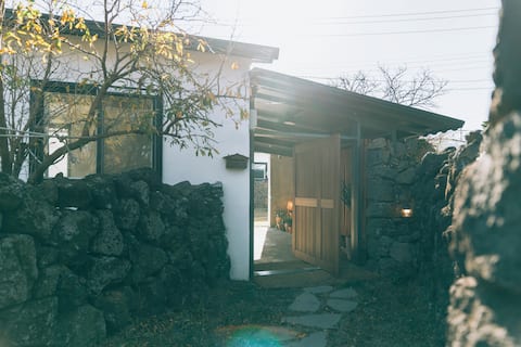 Private bed and breakfast with old Jeju
