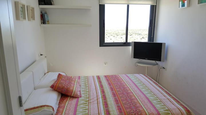 Მთავარი საძინებელი ოკეანესა და კაბო-დე-გატას გადაჰყურებს, ოთახში კი აბაზანა-ტუალეტია.