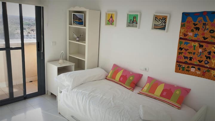 4 საძინებელი ფართოა, თითოეული 2 ადგილით და სრული კარადებით.