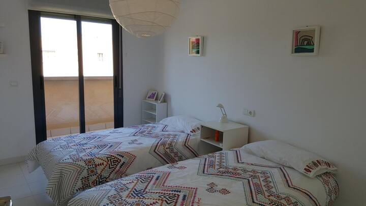 4 საძინებელი ფართოა, თითოეული 2 ადგილით და სრული კარადებით.