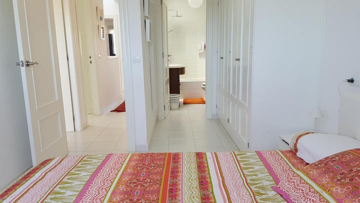 Მთავარი საძინებელი სააბაზანოთი და საგარდერობო ოთახით.