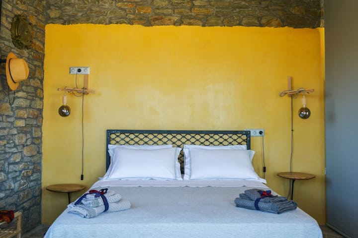 Chumba cha kulala. Kitanda cha ukubwa wa kifalme sentimita 160x200.