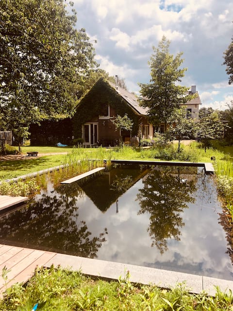 Cottage in nature reserve, a short walk from the harbor