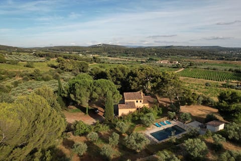 Provencal villa in a charming setting