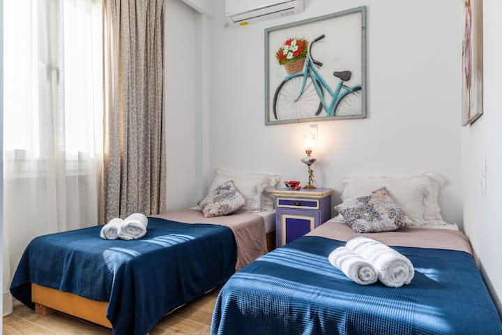 Chambre trois avec deux lits simples