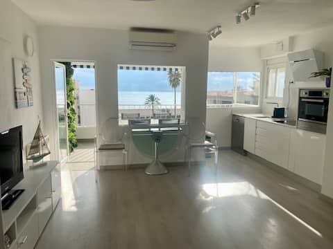 Popular Airbnb listing: Apt. with ocean & beach views in El Vendrell