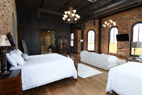 Grand Suite- Massive Luxurious Loft-style Suite!