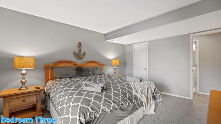 Спална соба бр. 3: брачен кревет (широк 180-220 см) и кабловска телевизија 