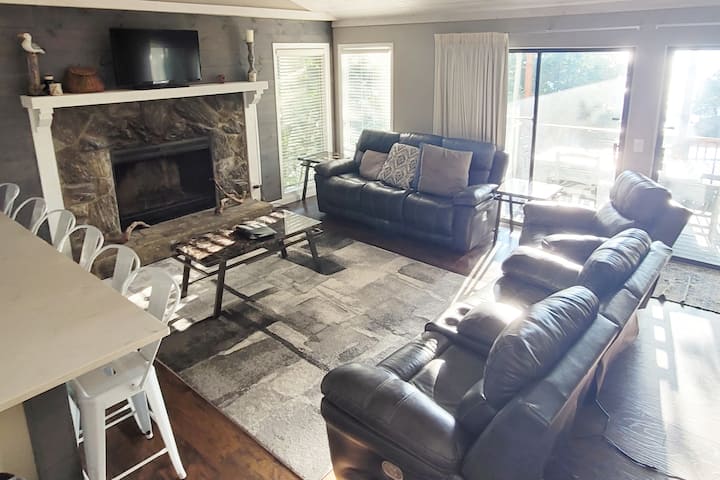 Главна дневна соба и дрвена маса со 4 седишта.