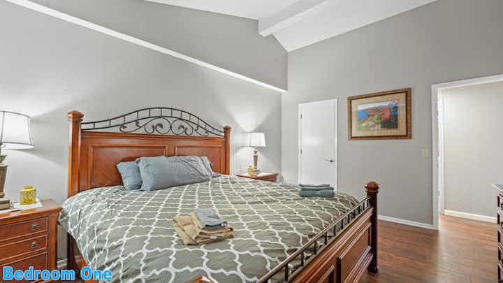 Спална соба бр. 1 на главно ниво: брачен кревет (широк 180 - брачен кревет) со кабловска телевизија 