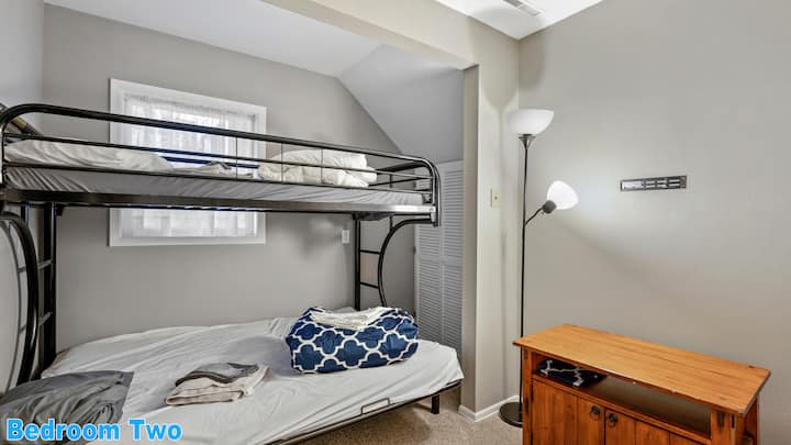 Спална соба бр. 2 во подрумот: кревет на спрат. Горниот кревет има душек со двојна големина. Долниот кревет има душек во целосна големина.