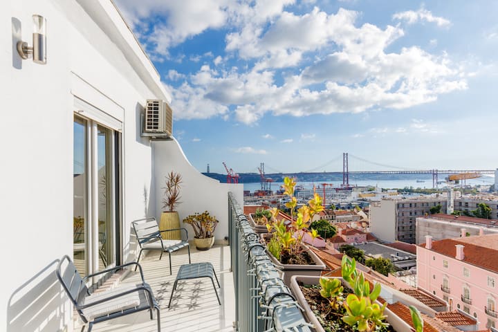 Casa Bay Duplex – Terrace & river view in Estrela