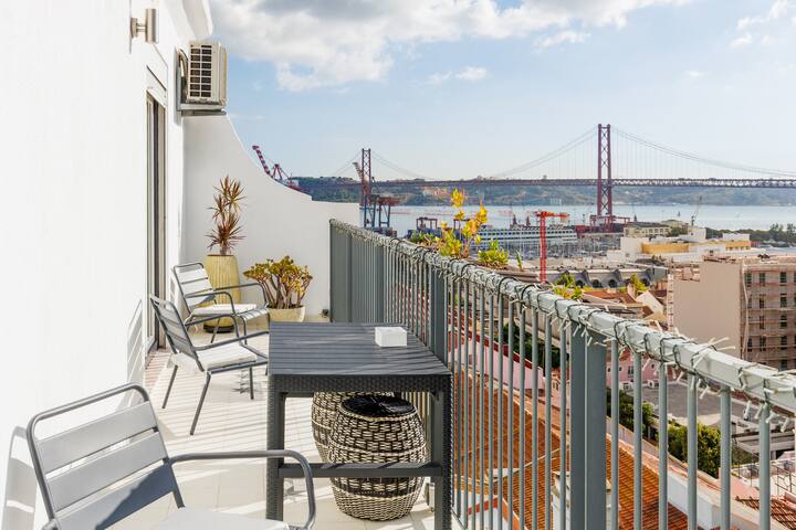 Casa Bay Duplex – Terrace & river view in Estrela gallery image 3