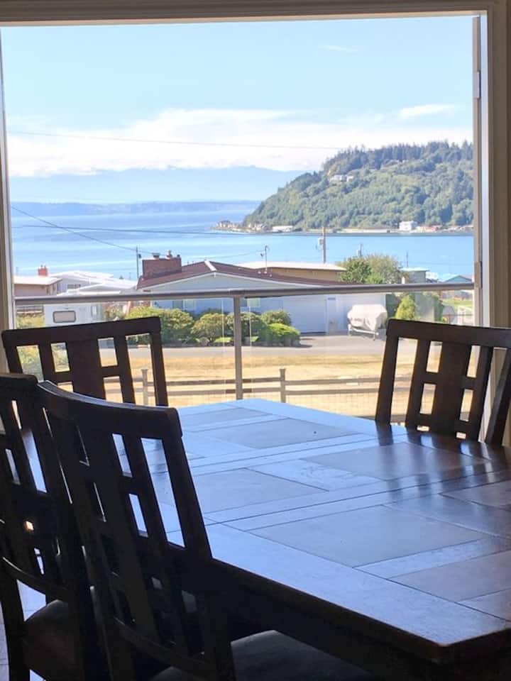 Sandy Hook Getaway hot tub, sunsets, fenced yard Houses for Rent in