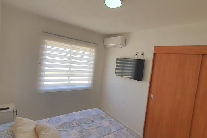 Საძინებელი 1 ეკრანითა და კონდიციონერით.