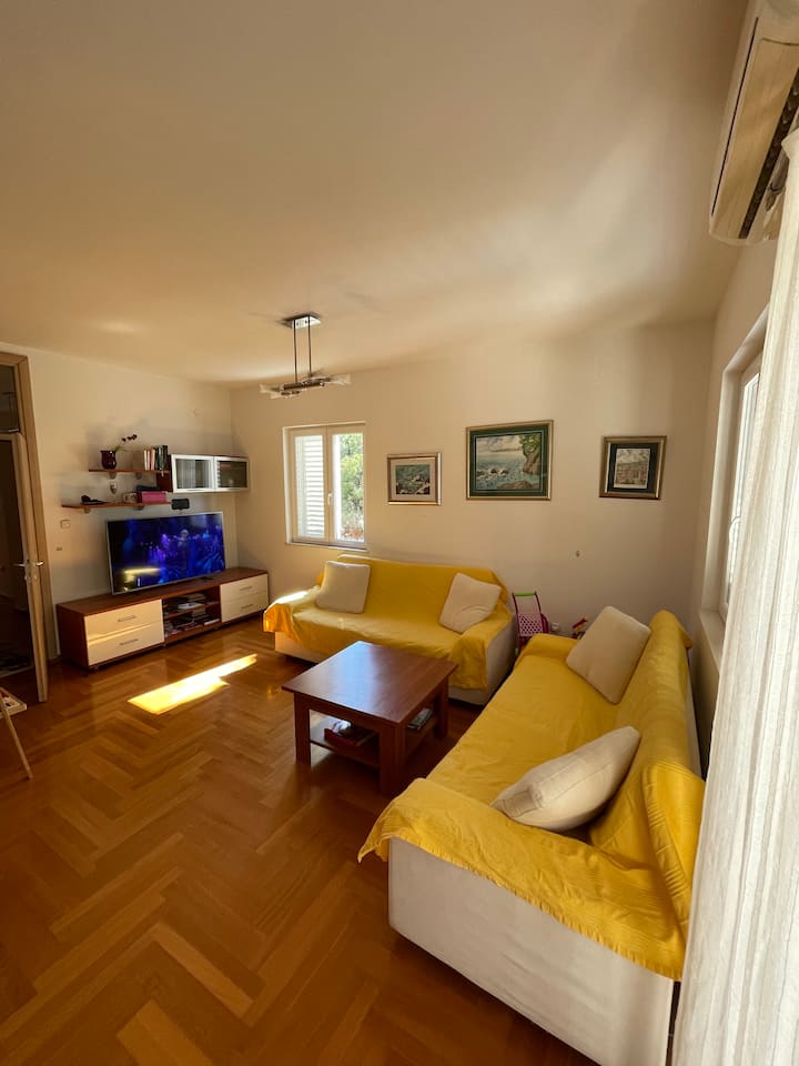 Lovely 1 bedroom condo with 2 free parking Condominiums for Rent in