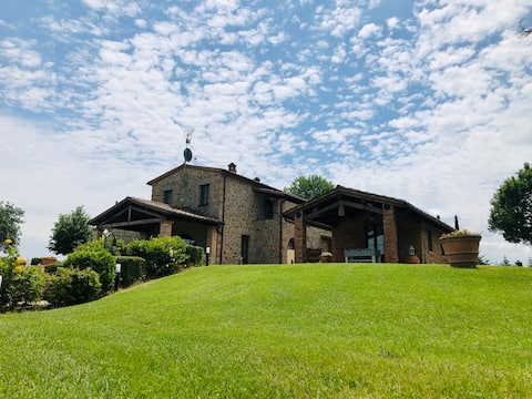 Villa il Laghetto with Infinity Pool in Tuscany