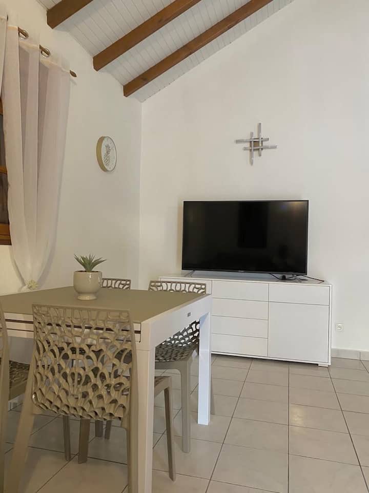 Televizor 4k i lidhur me 139 cm + wifi