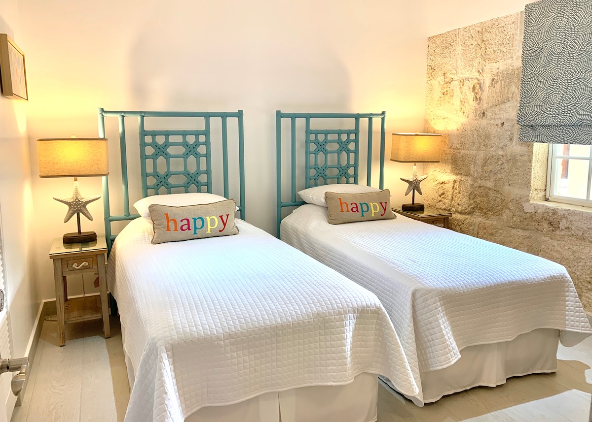 Treća spavaća soba s dva kreveta za jednu osobu, koji se mogu spojiti na još jedan bračni krevet