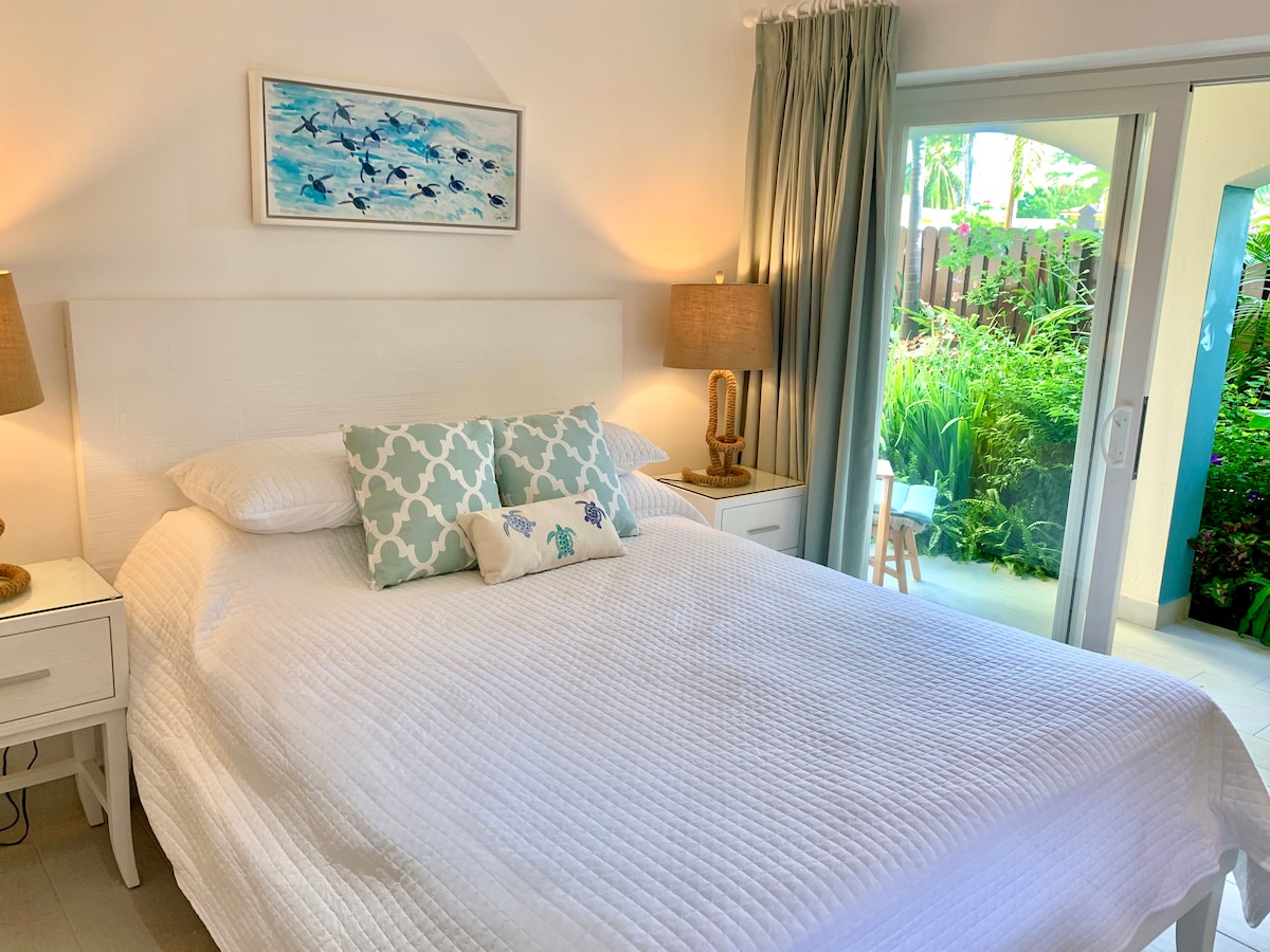 Glavna spavaća soba s bračnim krevetom, spojenom kupaonicom i privatnom terasom