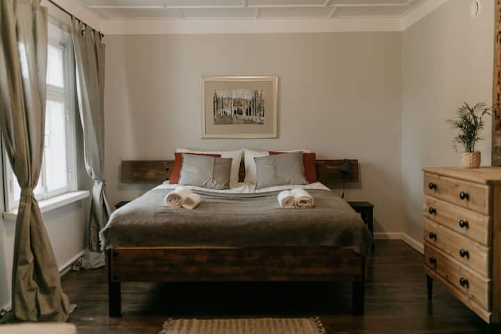 Guļamistaba ar divguļamo gultu (Queen) un 2 vienguļamām gult