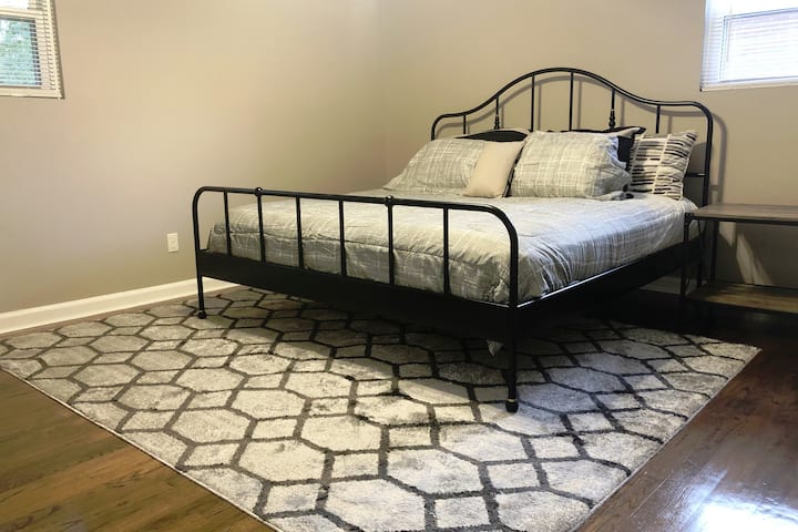 ¡Dormitorio principal con cama tamaño king completamente nueva!