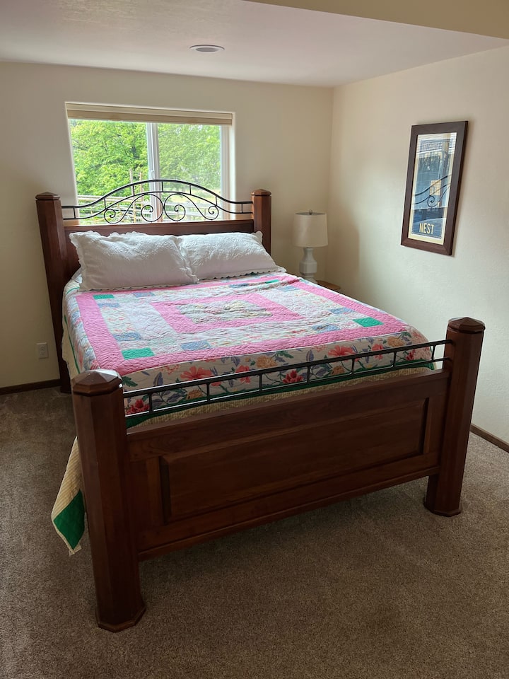 Spavaća soba.  Bračni krevet (160x200). 