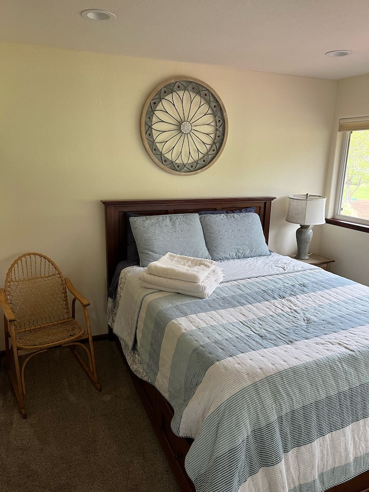 Spavaća soba. Bračni krevet (160x200) 