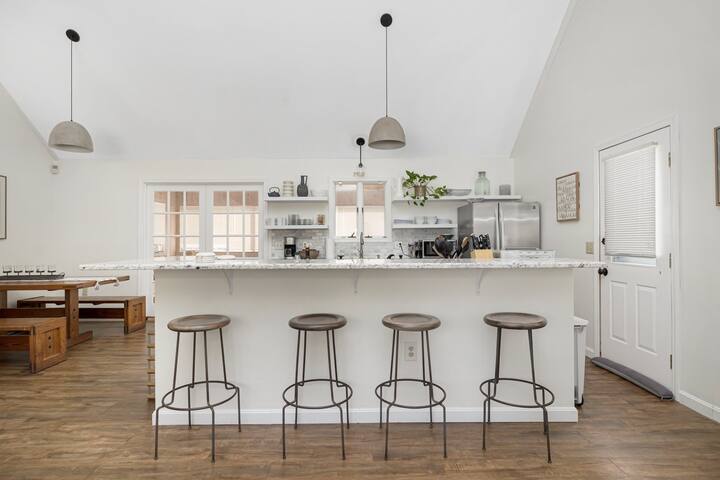 Spacious RI Beach Escape gallery image 3