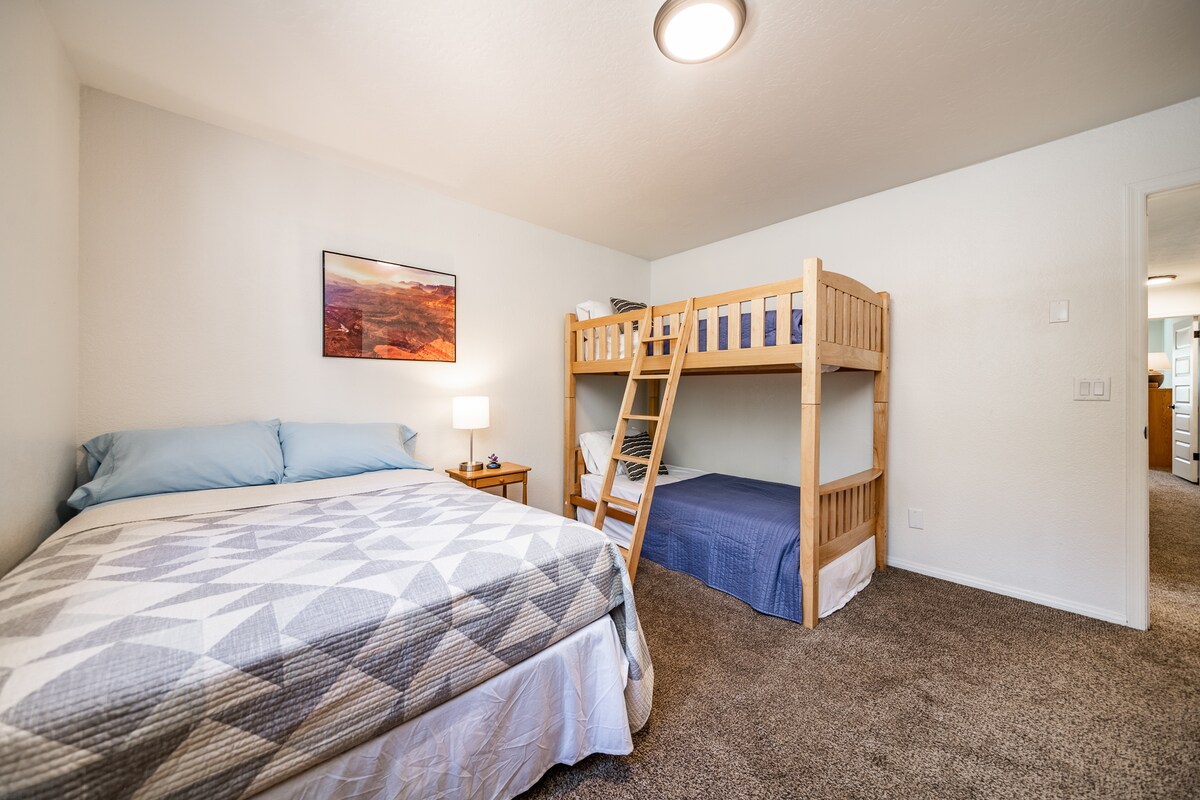 Spálňa 3: Na poschodí, poschodové poschodové postele, 1 veľká posteľ, šatník, svetlá izba s výhľadom na okno do štvrte a Mt. Elden.