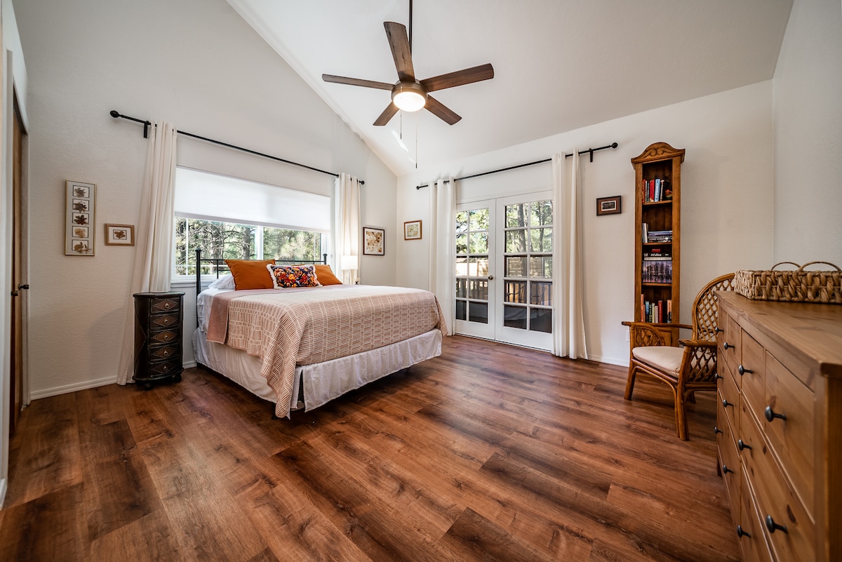 Spálňa 1: majster na prvom poschodí, manželská posteľ KING, šatník, vlastná kúpeľňa, televízor, televízor, dvojité dvere na terasu s výhľadom. (Táto izba bola nedávno povýšená na posteľ veľkosti King).