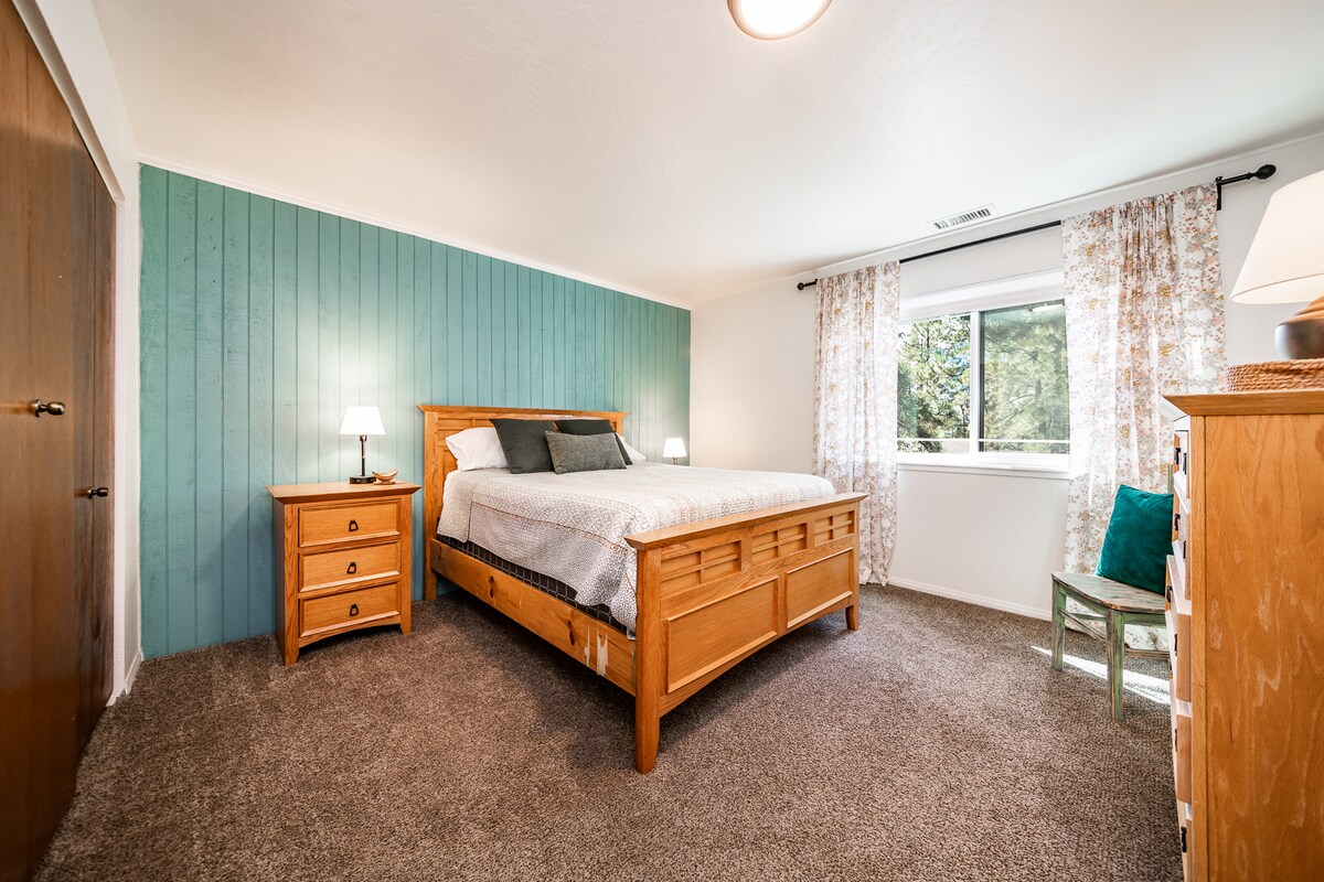 Spálňa 2: na poschodí, manželská posteľ, šatník, krásny výhľad na zadné stromy.