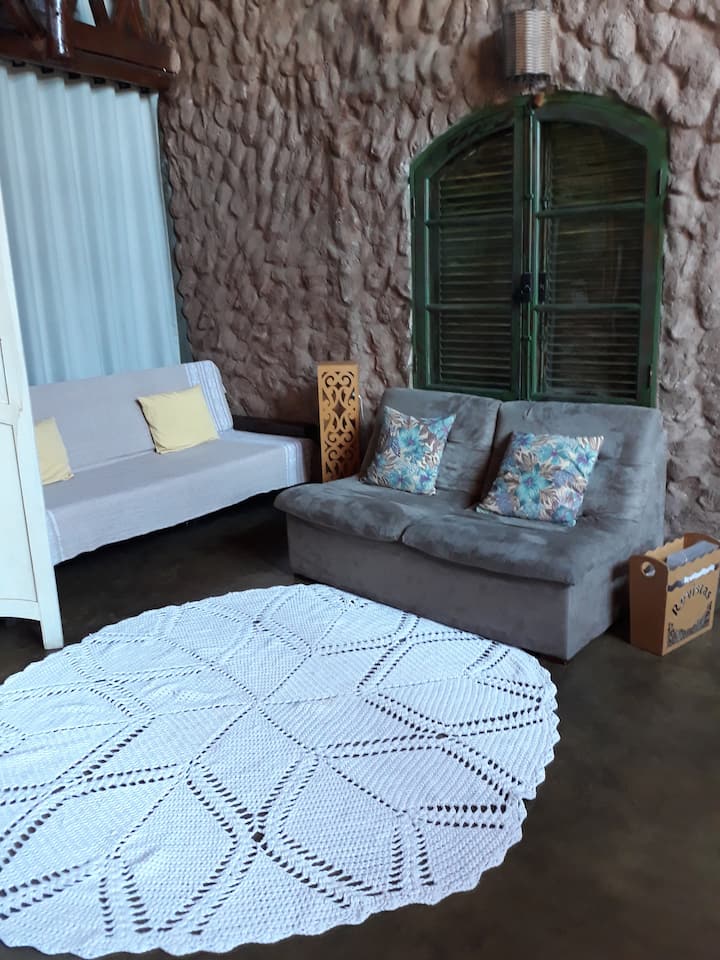 Sofa ya kawaida na kitanda cha sofa mbili kilichochanganywa katika chumba cha meko.