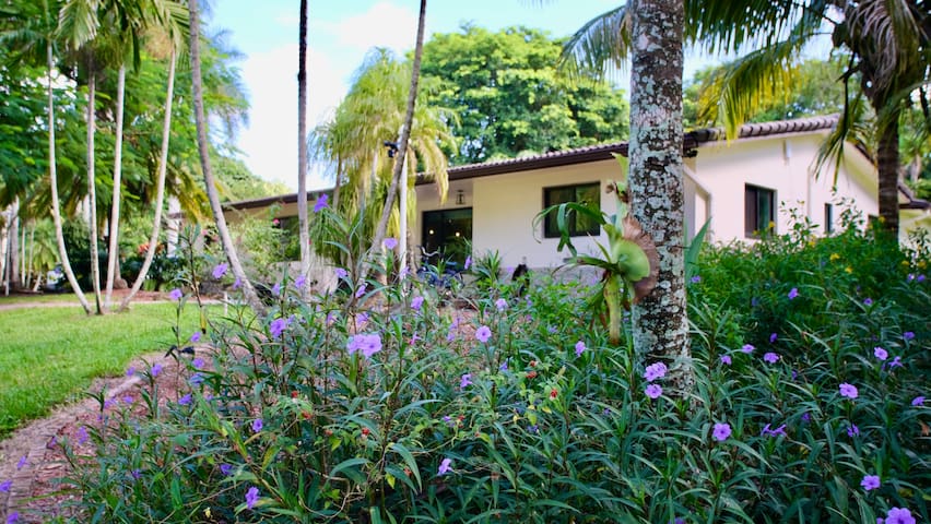 Ranch life in the City- Heated Pool-Pond-1 acre