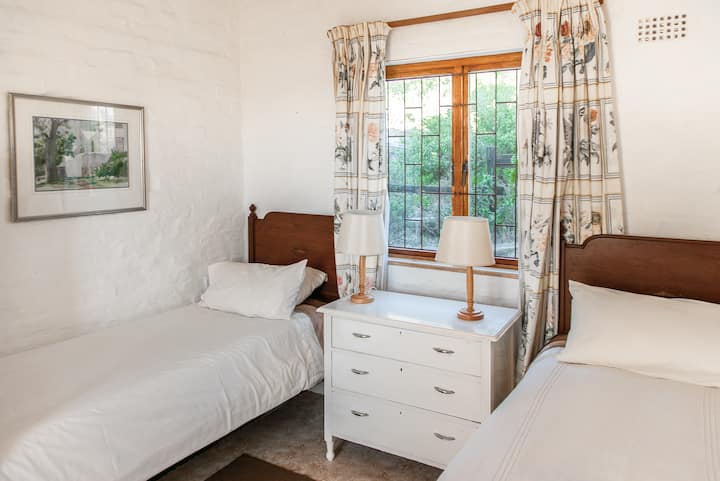 غرفة نوم ثانية في الطابق السفلي