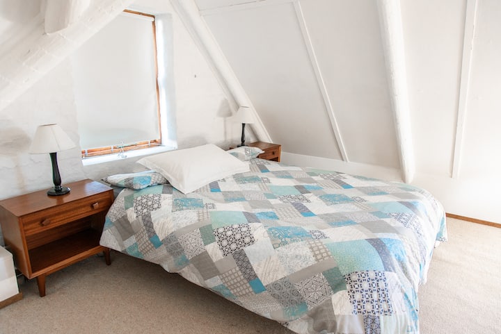 في الطابق العلوي "غرفة النوم العلوية ".
هذه نزهة عبر غرفة النوم إلى" غرفة النوم العلوية "الأخرى. يقع الدخول إلى حمام تم تجديده حديثًا على بعد 3 خطوات داخل المنزل.