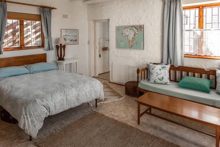 باب غرفة النوم الرئيسية في الطابق السفلي يؤدي إلى حمام داخلي كامل