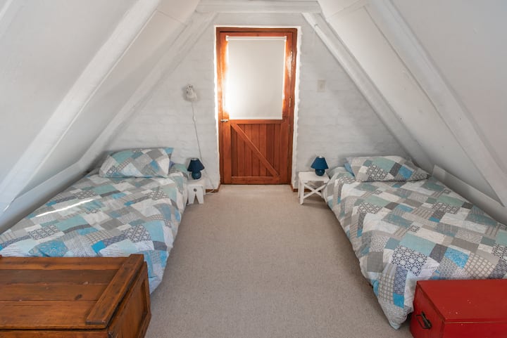 في الطابق العلوي "غرفة النوم العلوية ". يؤدي هذا الباب إلى الشرفة وإلى الدش والمرحاض في الطابق السفلي. يمكن استخدام هذا كمدخل منفصل