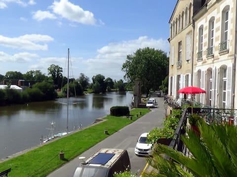 Large charming apartment on the river.