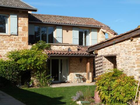 Traditional Beaujolais farmhouse with Private Pool